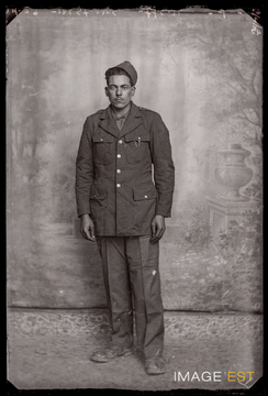 Portrait en pied d'un militaire marocain (Le Val-d'Ajol)