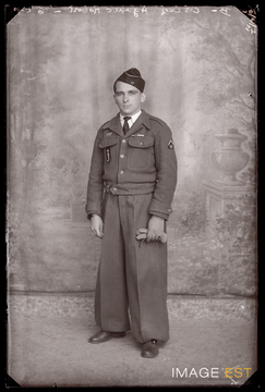 Portrait en pied d'un militaire français (Le Val-d'Ajol)