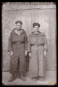 Portrait en pied de deux goumiers marocains (Le Val-d'Ajol)