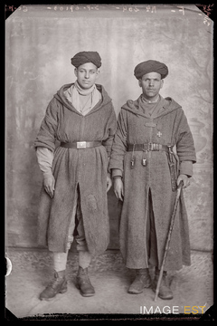 Portrait en pied de deux goumiers marocains (Le Val-d'Ajol)