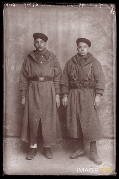 Portrait en pied de deux goumiers marocains (Le Val-d'Ajol)