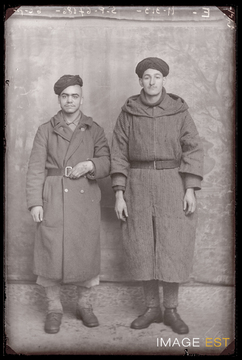Portrait en pied de deux goumiers marocains (Le Val-d'Ajol)