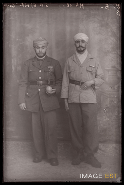 Portrait en pied de deux goumiers marocains (Le Val-d'Ajol)