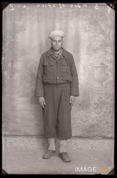 Portrait en pied d'un goumier marocain (Le Val-d'Ajol)