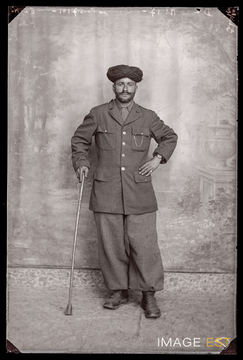 Portrait en pied d'un goumier marocain (Le Val-d'Ajol)