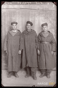 Portrait en pied de trois goumiers marocains (Le Val-d'Ajol)