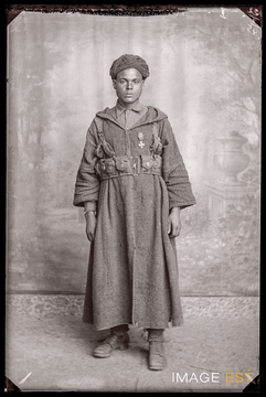 Portrait en pied d'un goumier marocain (Le Val-d'Ajol)