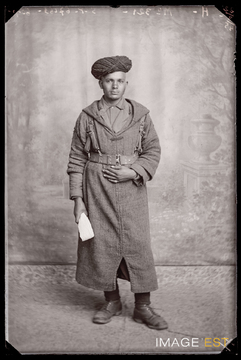 Portrait en pied d'un goumier marocain (Le Val-d'Ajol)