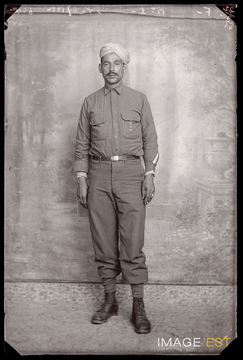 Portrait en pied d'un goumier marocain (Le Val-d'Ajol)