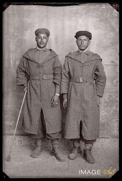 Portrait en pied de deux goumiers marocains (Le Val-d'Ajol)