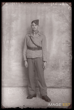 Portrait en pied d'un militaire marocain (Le Val-d'Ajol)