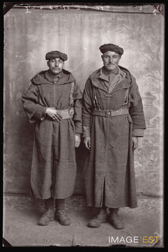 Portrait en pied de deux goumiers marocains (Le Val-d'Ajol)