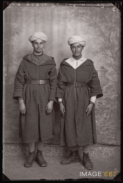 Portrait en pied de deux goumiers marocains (Le Val-d'Ajol)