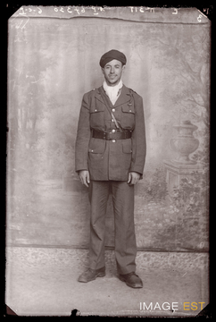 Portrait en pied d'un militaire marocain (Le Val-d'Ajol)