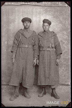 Portrait en pied de deux goumiers marocains (Le Val-d'Ajol)