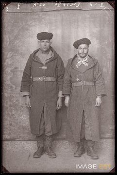 Portrait en pied de deux goumiers marocains (Le Val-d'Ajol)