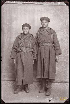 Portrait en pied de deux goumiers marocains (Le Val-d'Ajol)
