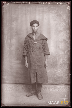 Portrait en pied d'un goumier marocain (Le Val-d'Ajol)