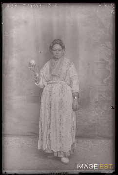 Portrait en pied d'une femme marocaine (Le Val-d'Ajol)