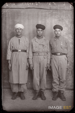Portrait en pied de trois goumiers marocains (Le Val-d'Ajol)
