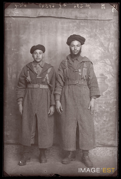 Portrait en pied de deux goumiers marocains (Le Val-d'Ajol)
