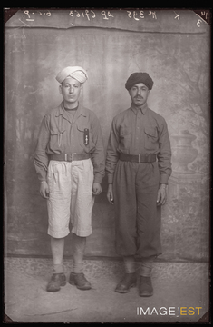 Portrait en pied de deux goumiers marocains (Le Val-d'Ajol)