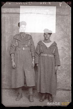 Portrait en pied de deux goumiers marocains (Le Val-d'Ajol)
