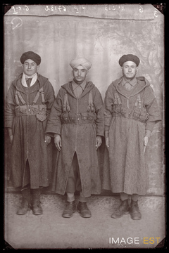 Portrait en pied de trois goumiers marocains (Le Val-d'Ajol)