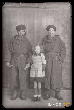 Portrait en pied de deux goumiers marocains (Le Val-d'Ajol)