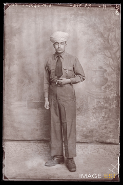 Portrait en pied d'un goumier marocain (Le Val-d'Ajol)