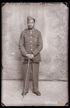 Portrait en pied d'un militaire marocain (Le Val-d'Ajol)