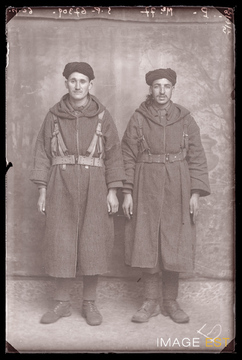 Portrait en pied de deux goumiers marocains (Le Val-d'Ajol)