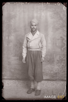 Portrait en pied d'un goumier marocain (Le Val-d'Ajol)