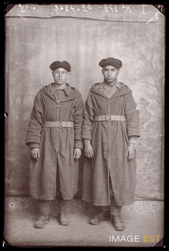 Portrait en pied de deux goumiers marocains (Le Val-d'Ajol)