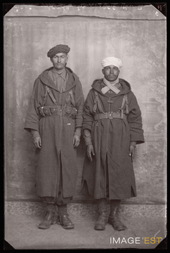 Portrait en pied de deux goumiers marocains (Le Val-d'Ajol)