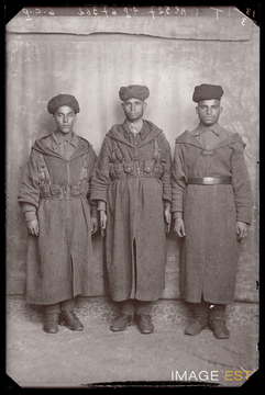 Portrait en pied de trois goumiers marocains (Le Val-d'Ajol)