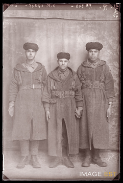 Portrait en pied de trois goumiers marocains (Le Val-d'Ajol)