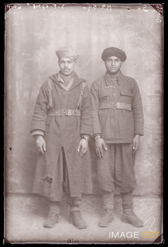 Portrait en pied de deux goumiers marocains (Le Val-d'Ajol)