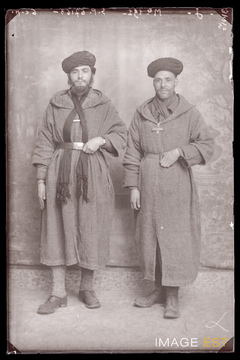 Portrait en pied de deux goumiers marocains (Le Val-d'Ajol)