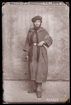 Portrait en pied d'un goumier marocain (Le Val-d'Ajol)