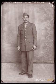 Portrait en pied d'un militaire marocain (Le Val-d'Ajol)
