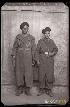 Portrait en pied de deux goumiers marocains (Le Val-d'Ajol)