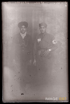 Portrait en pied de deux goumiers marocains (Le Val-d'Ajol)