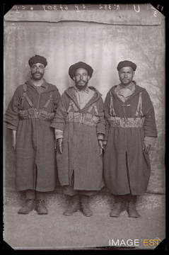 Portrait en pied de trois goumiers marocains (Le Val-d'Ajol)