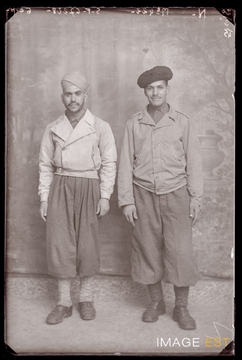 Portrait en pied de deux goumiers marocains (Le Val-d'Ajol)