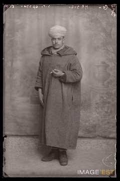 Portrait en pied d'un goumier marocain (Le Val-d'Ajol)