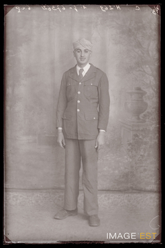 Portrait en pied d'un militaire marocain (Le Val-d'Ajol)