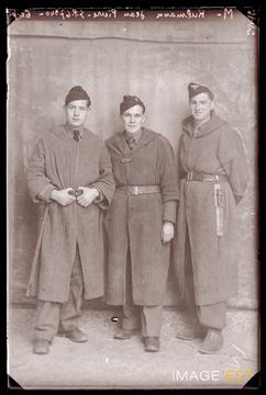 Portrait en pied de trois goumiers marocains (Le Val-d'Ajol)
