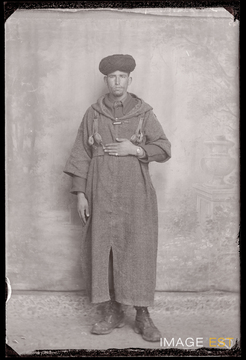 Portrait en pied d'un goumier marocain (Le Val-d'Ajol)