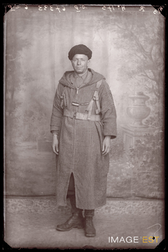 Portrait en pied d'un goumier marocain (Le Val-d'Ajol)
